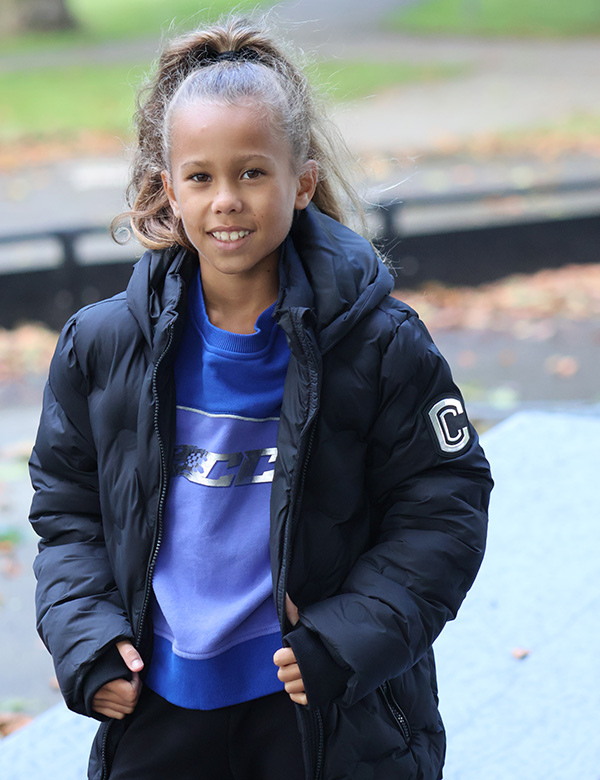 Kindermodel met bruin haar Jayda