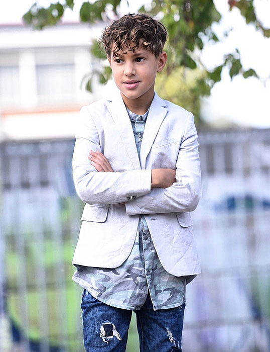 Kindermodel met bruin krullend haar Jayden