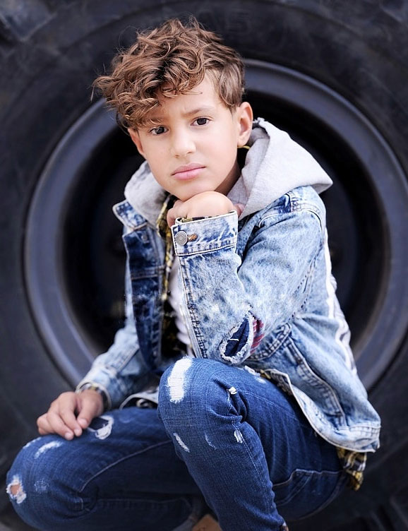 Kindermodel met bruin krullend haar Jayden
