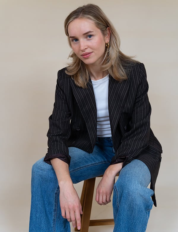 Vrouwelijk model met donkerblond haar en blauwe ogen Jeanine R.