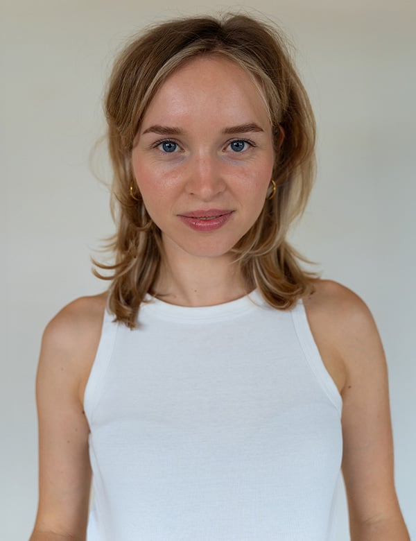 Vrouwelijk model met donkerblond haar en blauwe ogen Jeanine R.