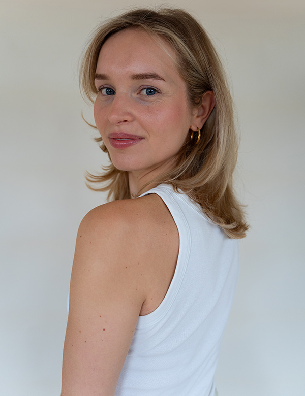 Vrouwelijk model met donkerblond haar en blauwe ogen Jeanine R.