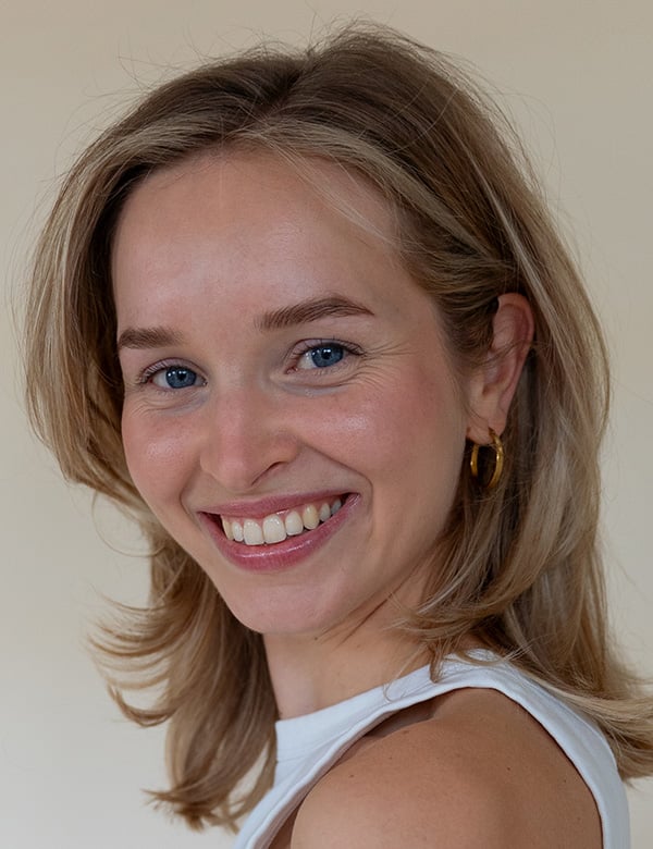 Model Vrouwelijk model met donkerblond haar en blauwe ogen jeanine r.