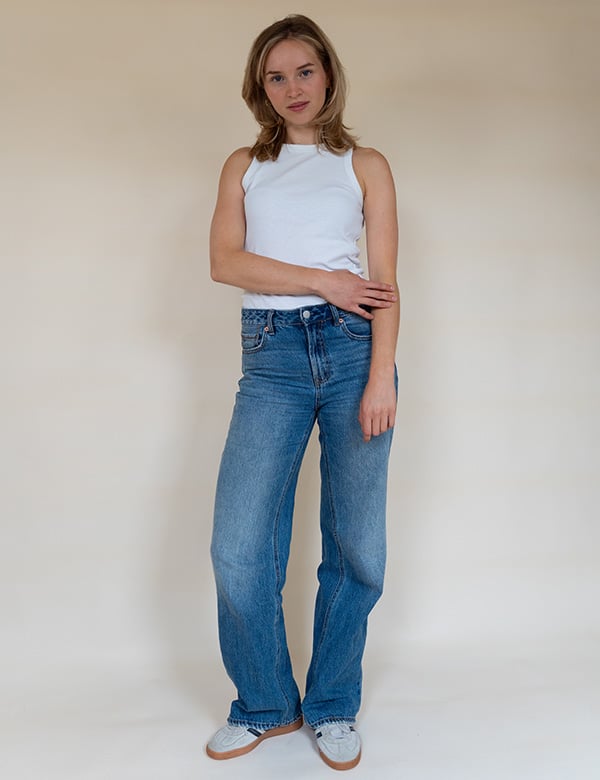 Vrouwelijk model met donkerblond haar en blauwe ogen Jeanine R.
