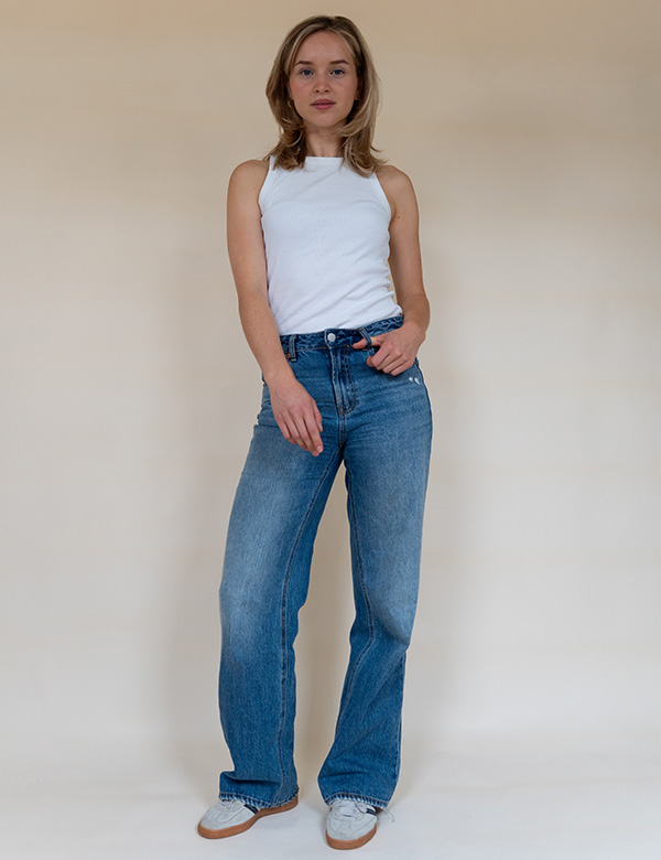 Vrouwelijk model met donkerblond haar en blauwe ogen Jeanine R.