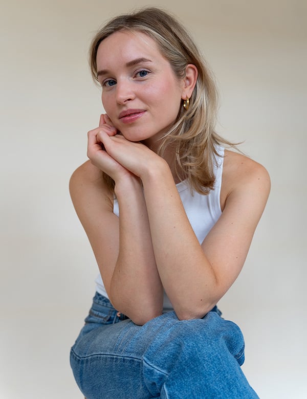 Vrouwelijk model met donkerblond haar en blauwe ogen Jeanine R.