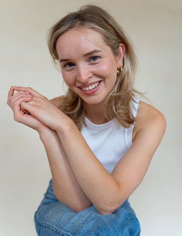 Vrouwelijk model met donkerblond haar en blauwe ogen Jeanine R.
