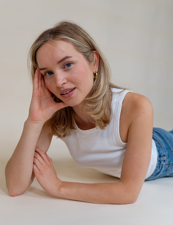 Vrouwelijk model met donkerblond haar en blauwe ogen Jeanine R.
