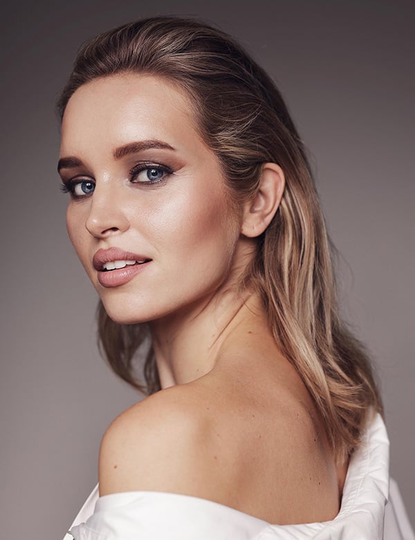 Vrouwelijk model met donkerblond haar Jeanine R.