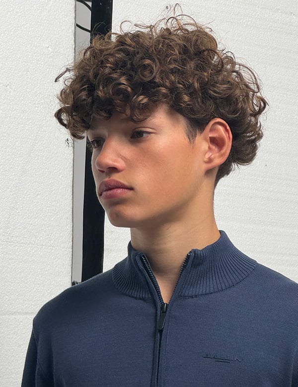 Kinderlijk model met bruin haar Jerell