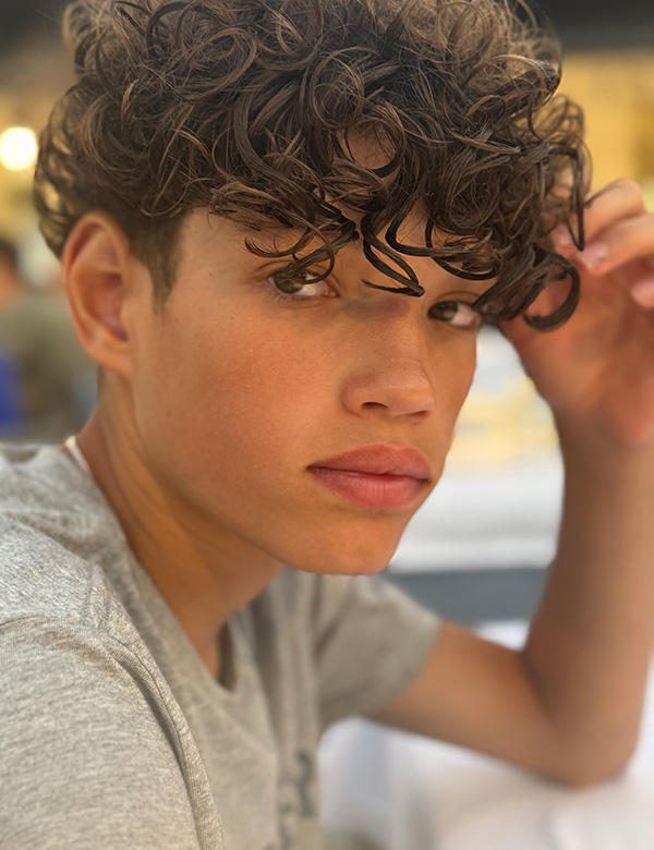 Kinderlijk model met bruin haar Jerell.