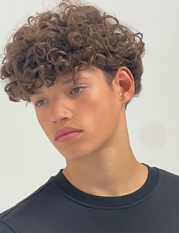 Kindermodel met bruin krullend haar jerèll