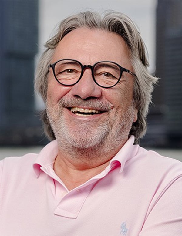 Seniorenmodel met grijs haar jeroen ba.