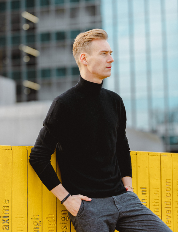 Mannelijk model met blond haar Jeroen