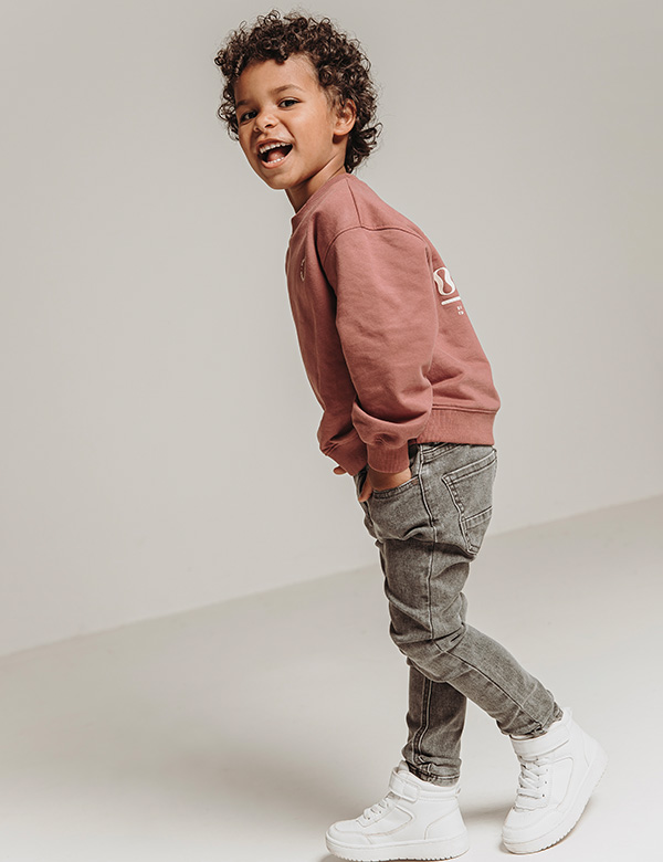 Kindermodel met kroes haar Jesiah C.