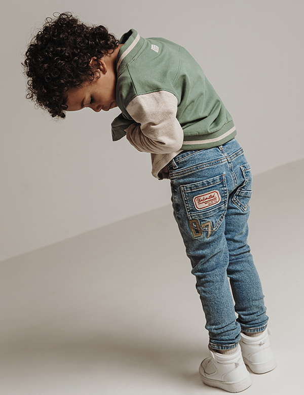Kindermodel met kroes haar Jesiah C.