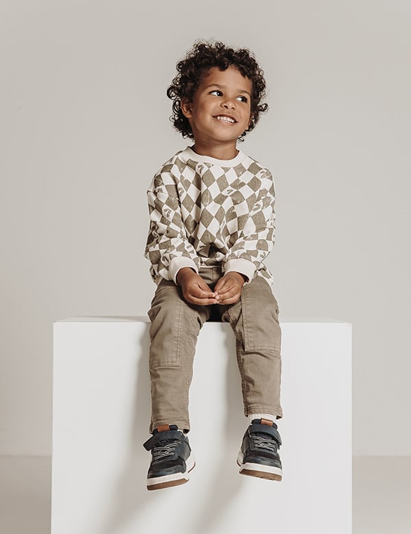 Kindermodel met kroes haar Jesiah C.
