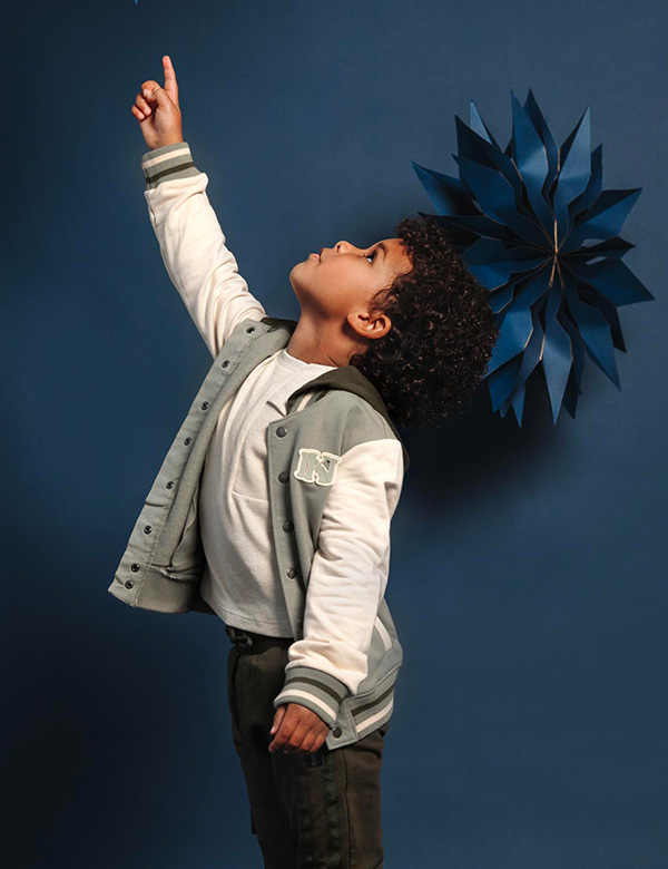 Kinderlijk model met bruin krullend haar Jesiah.