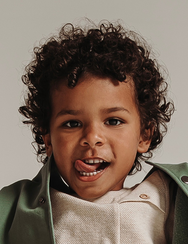 Kinderlijk model met bruin krullend haar Jesiah.