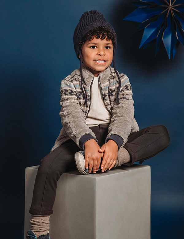Kinderlijk model met bruin krullend haar Jesiah.