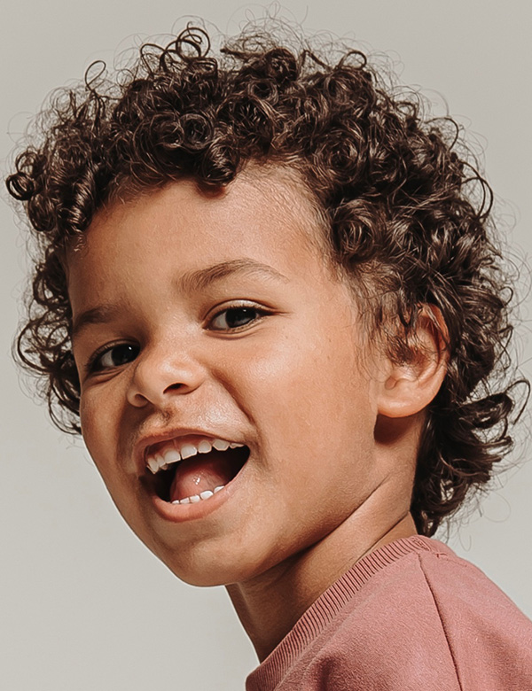 Kinderlijk model met bruin krullend haar Jesiah.