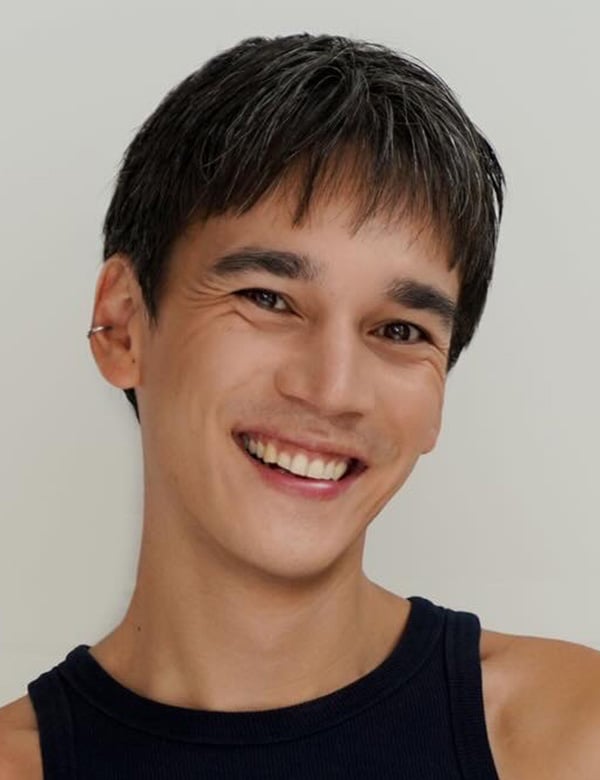Mannelijk model met donker kort haar jessey