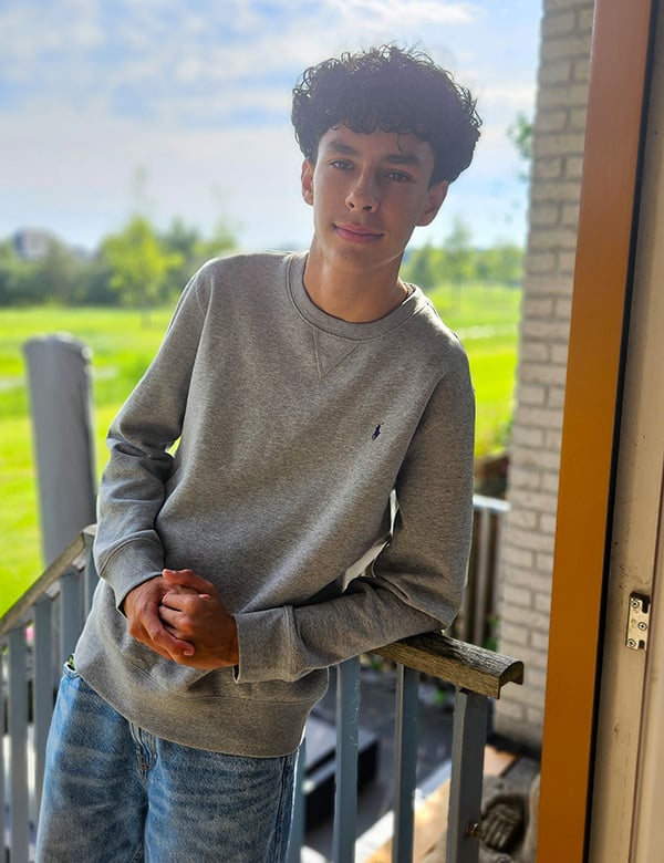 Kindermodel met bruin krullend haar Jessie