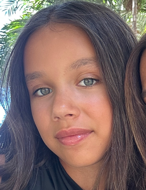 Kindermodel met lang bruin haar Jill V.