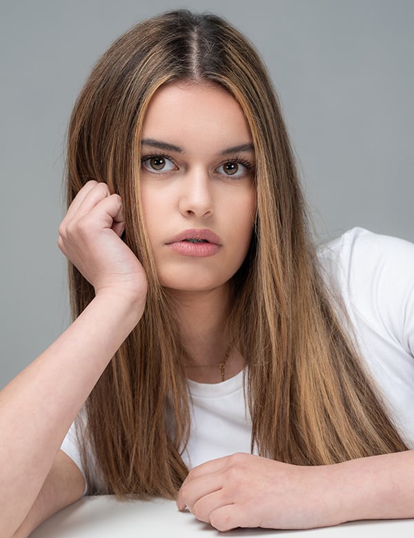 Kinderlijk model met brui n haar Jimi Hu.
