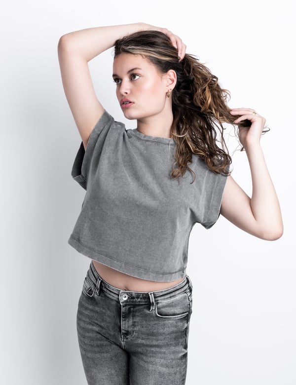 Tienermodel met bruin haar Jimi Hu.