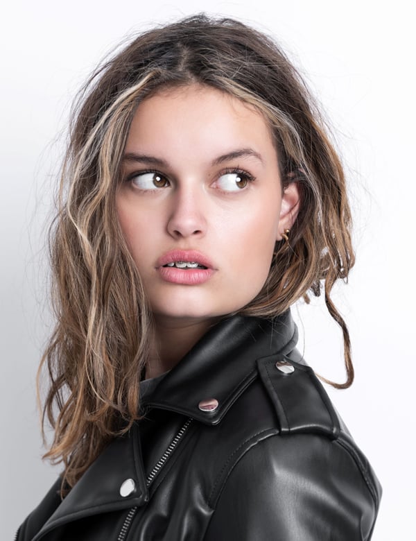 Tienermodel met bruin haar Jimi Hu.