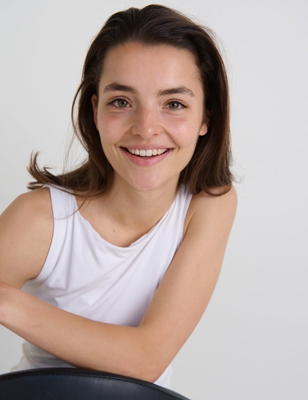vrouwelijk model met bruin haar Joelle T.