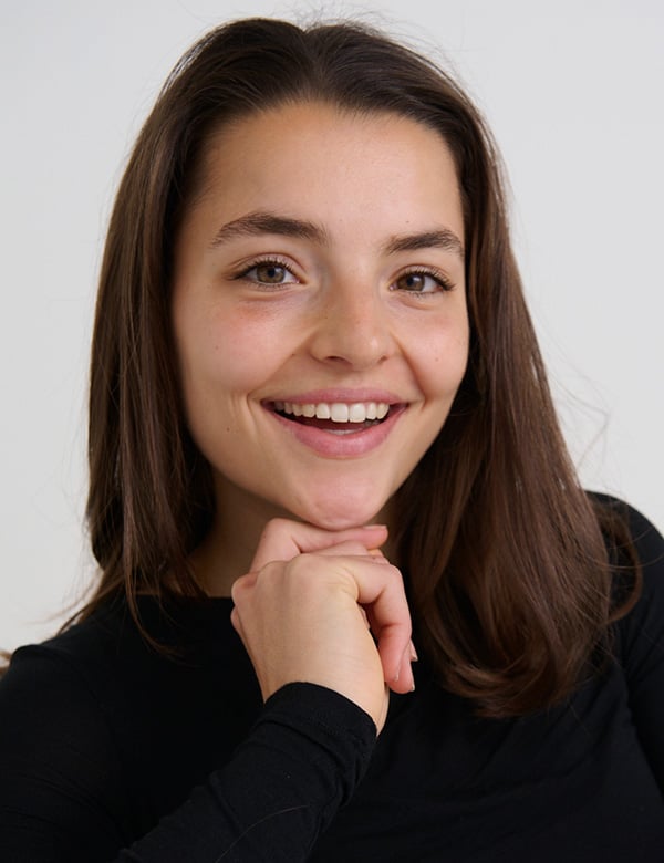 Vrouwelijk model met bruin haar joelle t.