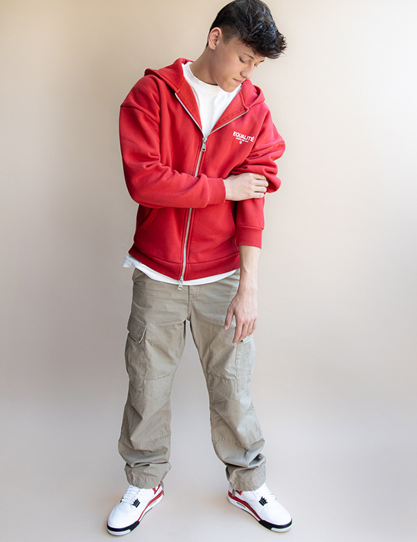 Joey is een kindermodel met bruin haar en bruine ogen