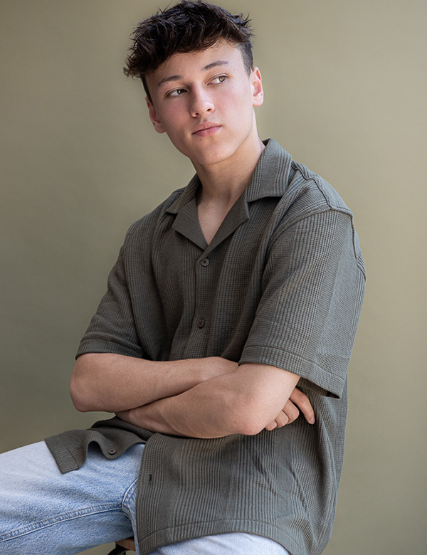 Joey is een kindermodel met bruin haar en bruine ogen