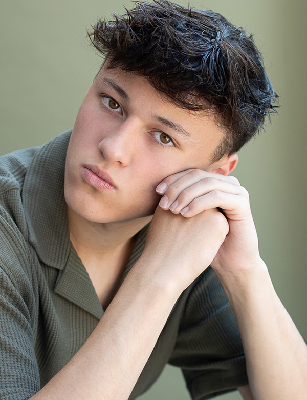 Joey is een kindermodel met bruin haar en bruine ogen