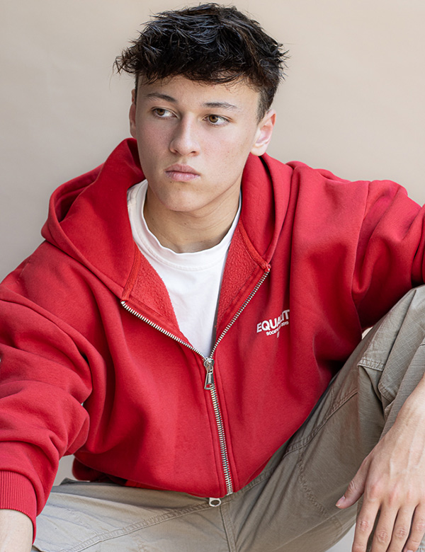 Joey is een kindermodel met bruin haar en bruine ogen