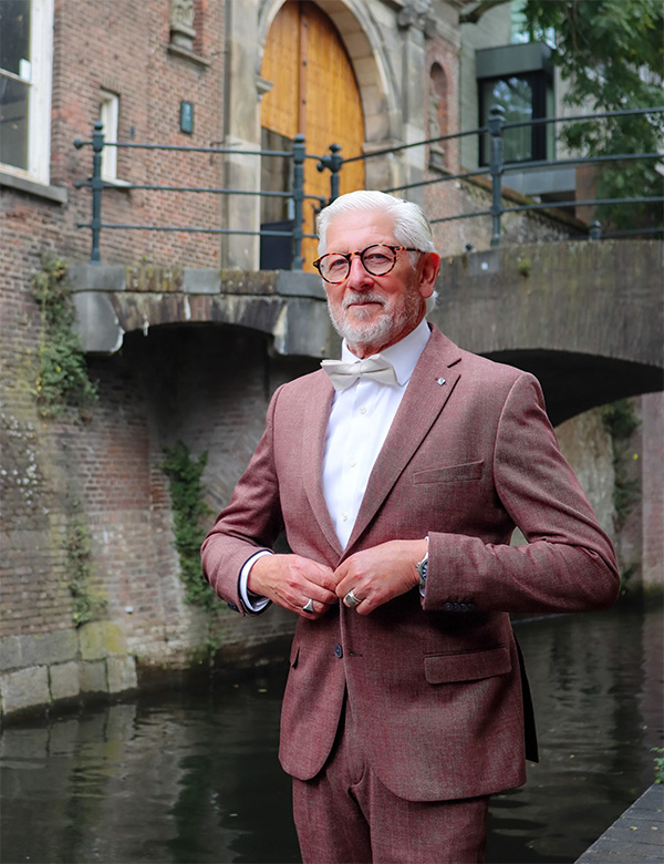 Mannelijk seniorenmodel met grijs haar John Ge.