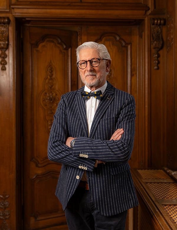 Mannelijk seniorenmodel met grijs haar John Ge.