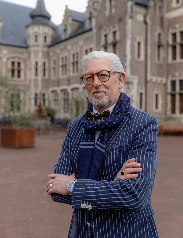 Mannelijk seniorenmodel met grijs haar John Ge.