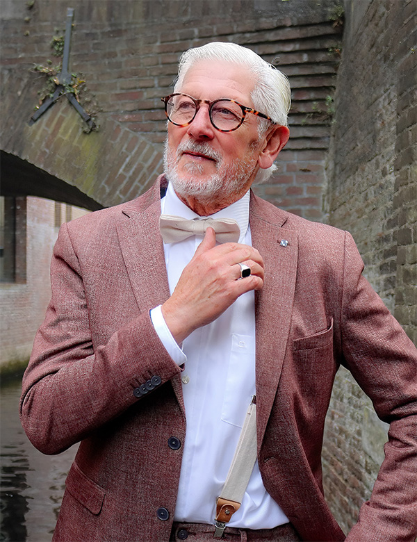 Mannelijk seniorenmodel met grijs haar John Ge.