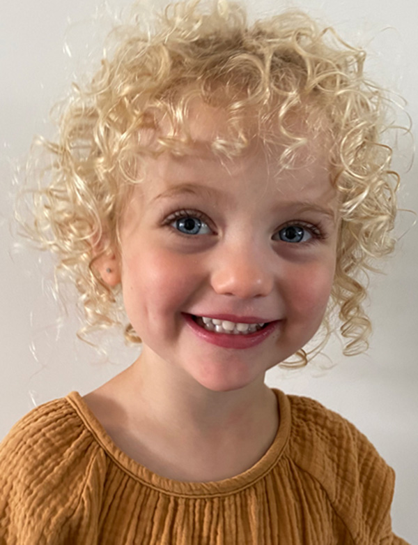Model Kindermodel krullend blond haar jools