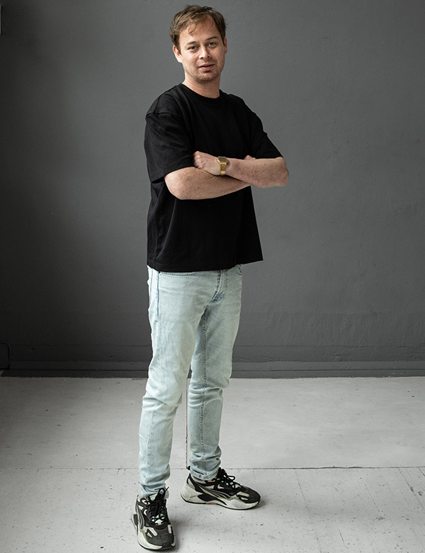 Mannelijk model met roodbruin haar en bruin-groene ogen Joost W.