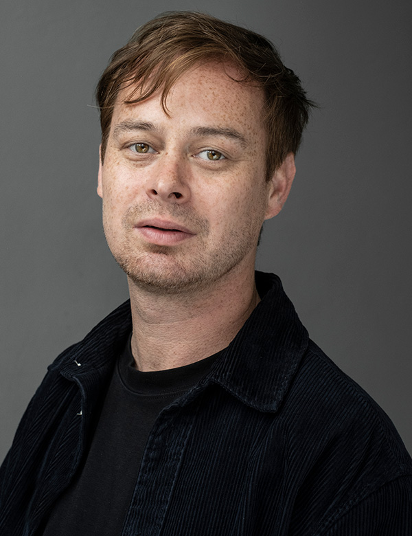 Mannelijk model met roodbruin haar en bruin-groene ogen Joost W.