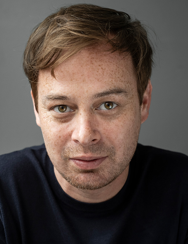 Mannelijk model met roodbruin haar en bruin-groene ogen Joost W.