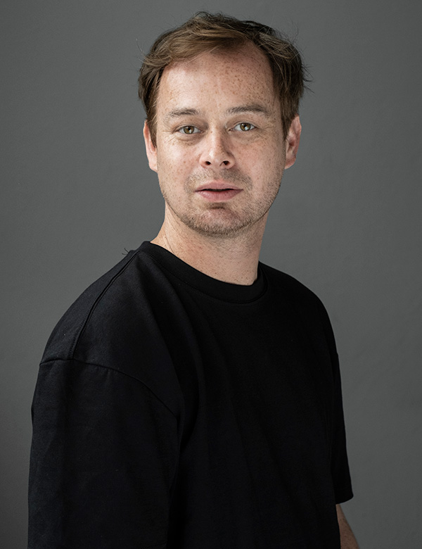 Mannelijk model met roodbruin haar en bruin-groene ogen Joost W.