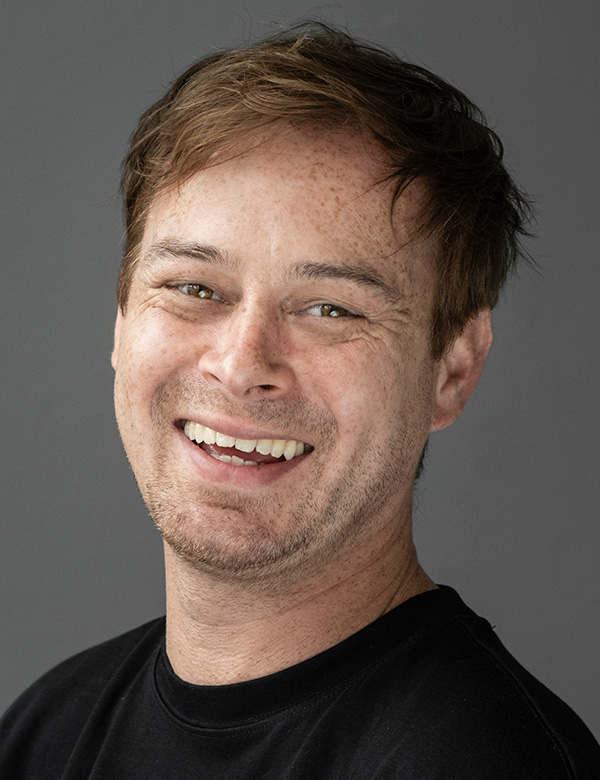 Model Mannelijk model met roodbruin haar en bruin-groene ogen joost w.