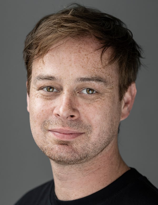 Mannelijk model met roodbruin haar en bruin-groene ogen Joost W.