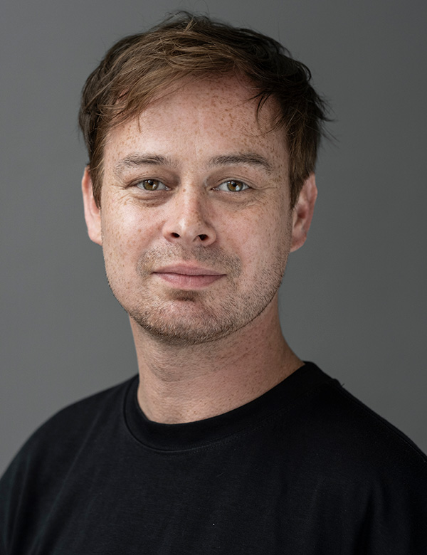 Mannelijk model met roodbruin haar en bruin-groene ogen Joost W.
