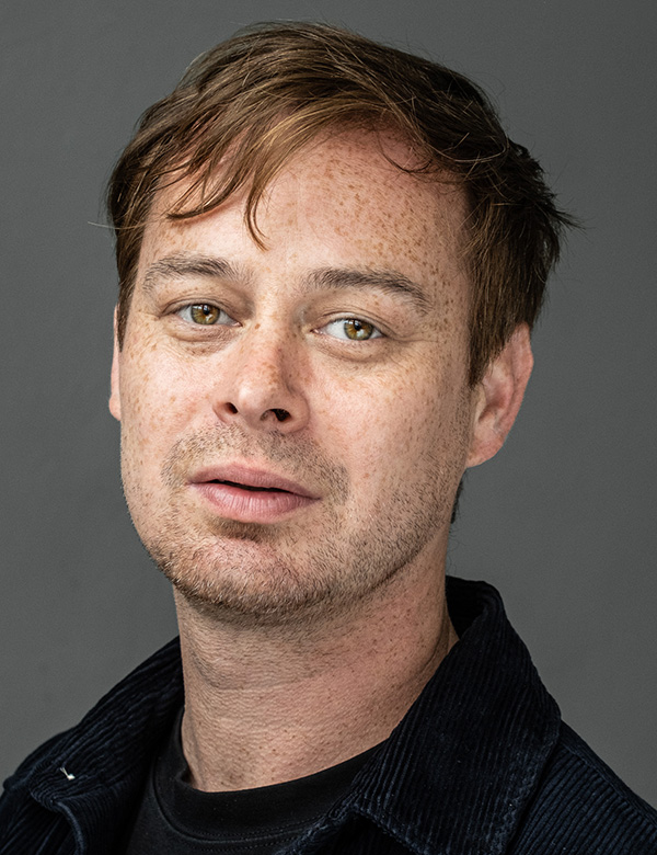 Mannelijk model met roodbruin haar en bruin-groene ogen Joost W.